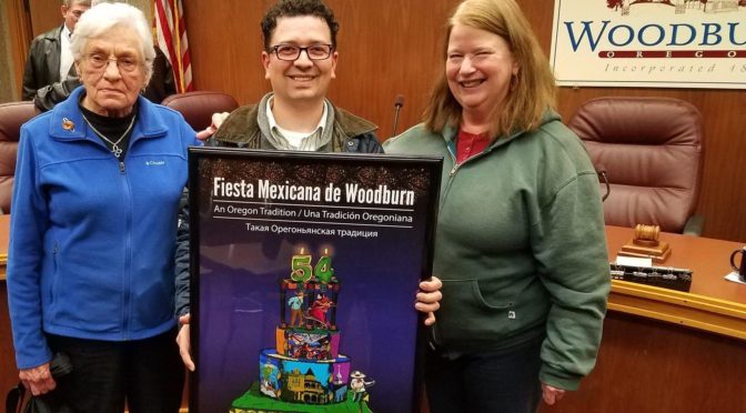 Poster otorgado al Ayuntamiento por el Instituto de Cultura Oregoniana (ICO), celebrando la fiesta mexicana y su 54º aniversario. La pieza de arte fue creada por los artistas Hampton Rodríguez y Rodrigo Álvarez Muñoz, celebrando el reconocimiento de la Fiesta Mexicana como patrimonio Cultural de Oregón. En la foto de izquierda a derecha: La Ex-alcaldesa Nancy Kirksey, Gerente de Relaciones Comunitarias Gutierrez Gomez, Gustavo y la Alcaldesa Kathy Kathy Figley